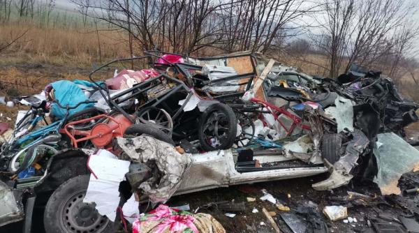 Accident terifiant în județul Bihor: Impact violent între un microbuz și un camion