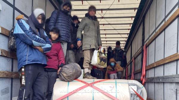 Migranți, găsiţi ascunşi într-un TIR care urma să ajungă în Germania