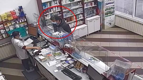 O româncă a furat o borsetă cu 12.000 de euro în ea dintr-o farmacie. Polițiștii au făcut publice imaginile 