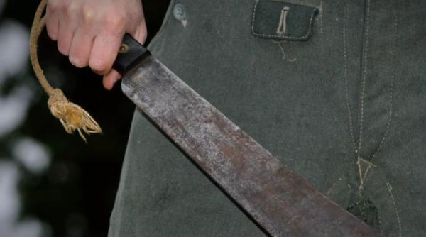 Român, tăiat cu o macetă într-o scară de bloc. Agresorul va sta ani buni la închisoare pentru tentativă de omor