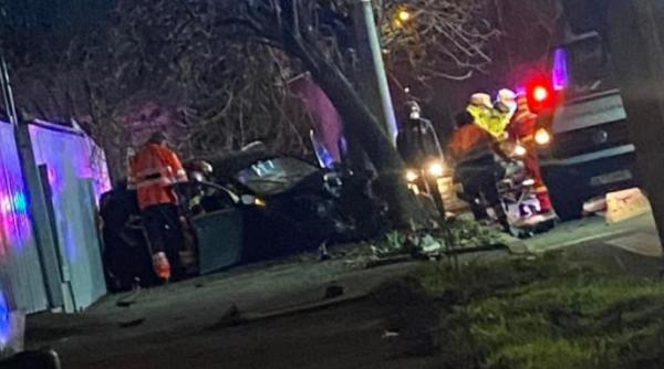 Un român, beat și fără permis, a urcat la volan. Mașina s-a izbit violent de un gard. Șoferul și doi pasageri au fost răniți