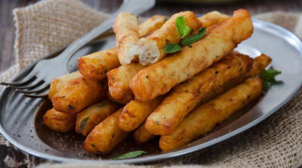 Batoane de cartofi, rețeta simplă: crocante la exterior, moale la interior și cu un gust divin