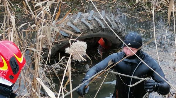Român mort după ce un tractor s-a răsturnat într-un canal adânc de 2 metri