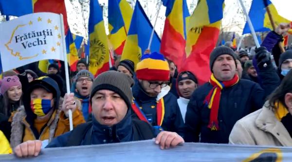Protest la Parlament, împotriva Certificatului Verde. Oamenii strigă "Libertate!" și "Venim peste voi!" - VIDEO