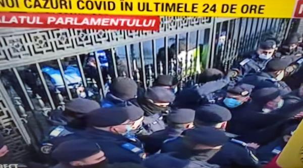 Protestul degenerează la Parlament. Jandarmii dau cu sprayuri lacrimogen. Parlamentarii s-au baricadat în birouri