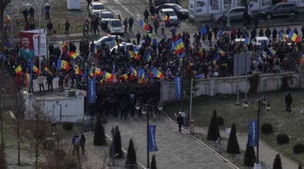 Un autovehicul al Ambasadei SUA, avariat în timpul protestului de la Parlament