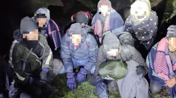 Ungaria. Trei români, care transportau zeci de migranți, arestați. Traficanții au închiriat două mașini și s-au grăbit să-și ducă pasagerii în Austria