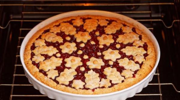 Tartă de Crăciun, cu dulceață de căpșuni. O rețetă super ușoară, perfectă pentru o cină festivă