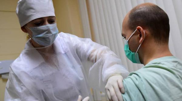 Un bărbat din Slovenia a fost arestat, după ce s-a vaccinat de şapte ori. Cum și-a explicat faptele în fața polițiștilor