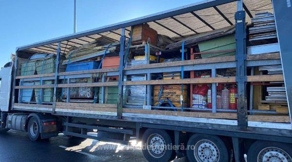 Un TIR cu zece tone de gunoaie din Italia a fost oprit la vama Borș