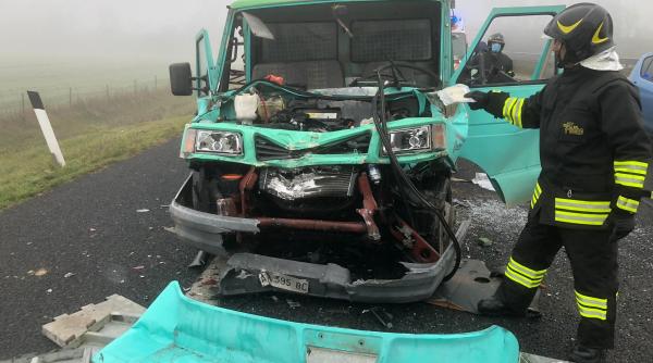 Italia. Șofer român, rănit grav într-un accident: Încarcerat după ce a intrat cu duba într-un TIR