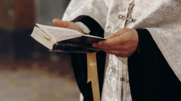 Caz șocant: Un preot care a adoptat zeci de copii a fost încarcerat pentru abuzuri