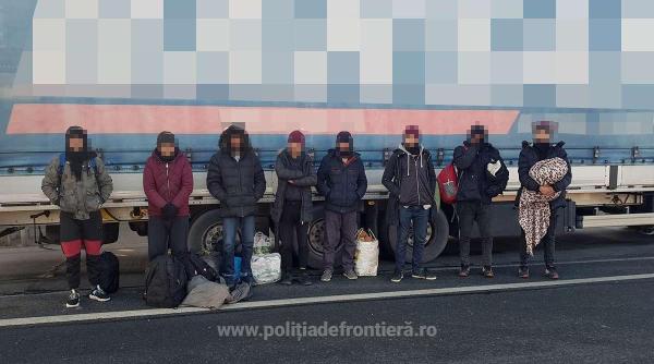 Opt afgani ascunși într-un TIR, prinși la Nădlac de polițiștii de frontieră
