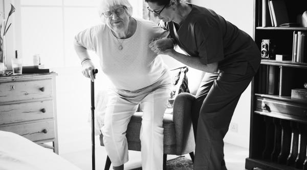 După ce a început să angajeze șoferi de camion străini, Marea Britanie își deschide granițele și pentru îngrijitori. Salariu anual de cel puțin 20.480 de lire sterline