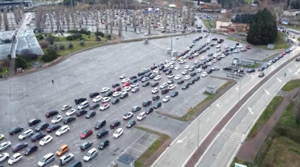 Italia. Aglomerație infernală pentru testare anti-Covid. Oamenii au stat la cozi uriașe la farmacii și la centrele drive-through