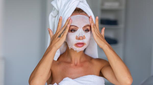 Această mască de orez este magică! Îți luminează fața, gâtul și mâinile