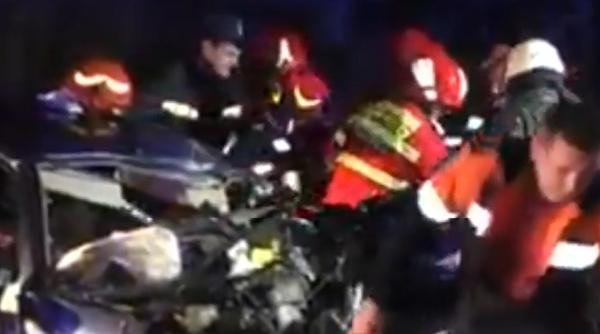 Familie de români, spulberată de un TIR, în seara de Crăciun. Pompierii au tăiat maşina în bucăţi pentru a scoate victimele