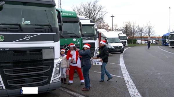 Germania. Moș Crăciun a mers la sute de șoferi de TIR, printre care și români, blocați în parcări: „Ar trebui să își poată petrece Sărbătorile lângă familii” - VIDEO