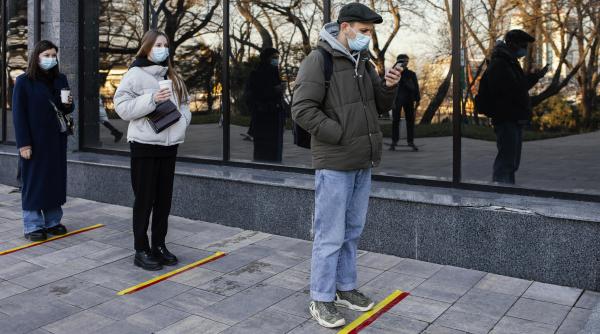 Anglia ar putea impune noi restricții împotriva COVID care să rămână în vigoare „până la sfârșitul lunii martie”