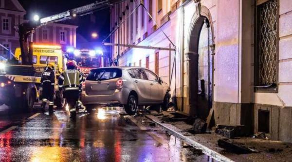 Austria. Român, găsit într-o mașină care s-a izbit de zidul unei mănăstiri: Nu se știe cine era la volan