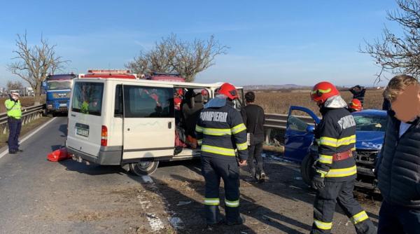 Impact între un autoturism și un microbuz, pe „drumul morții“, în Buzău. Trei români, la spital