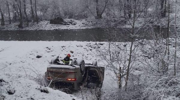 Patru cetăţeni veniți din străinătate, implicaţi într-un accident rutier pe drumul către pârtia de schi de pe Transalpina