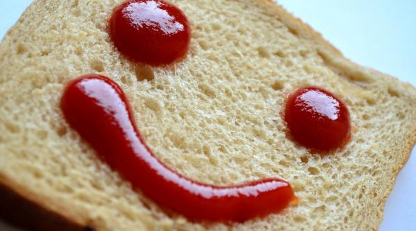 Consumați ketchup des? Unele produse au până la 6 E-uri și doar 6% concentrat de roșii