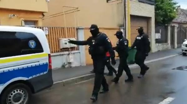 Patru români, suspectaţi de cămătărie, reţinuţi. Zeci de mii de euro şi bijuterii, ridicate după percheziţii