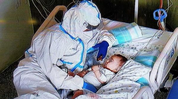 Bebeluș de un an, venit cu părinții din Marea Britanie, confirmat cu OMICRON: E cel mai tânăr pacient Covid internat în România