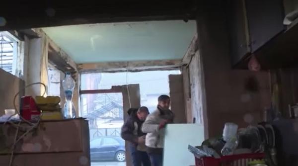 Câțiva români care au venit în țară de Sărbători refac locuința unui om sărman: „Sunt șofer pe TIR în Italia, la un necaz din ăsta nu se poate să stai”
