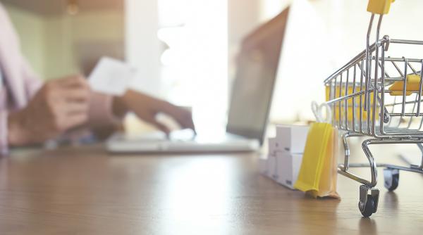 Cum să vă feriți de țepele unor magazine online. Pățania unor români după ce au comandat diferite produse