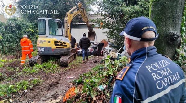 Italia. O familie de români a rămas pe drumuri în a treia zi de Crăciun după ce casa în care stăteau ilegal a fost demolată