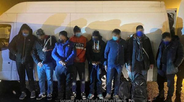 Microbuz, oprit la ieșirea din România. Șoferul român, care transporta polistiren, în Ungaria, luat la întrebări de polițiști