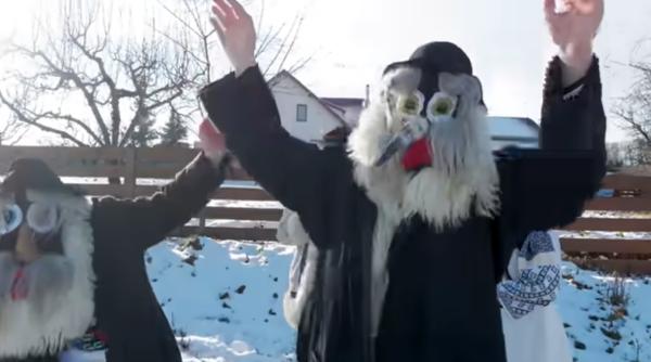 Plugușorul Pandemiei, cântat de o celebră artistă de muzică populară din România. Ascultă-l aici! ”De n-aveți vaccin făcut, Nu v-apropiați prea mult”