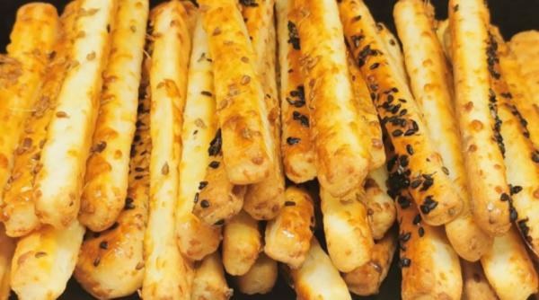 Sărățele fragede cu chimen, susan sau cașcaval ras - rețeta rapidă. Ronțăiala perfectă gata în câteva minute