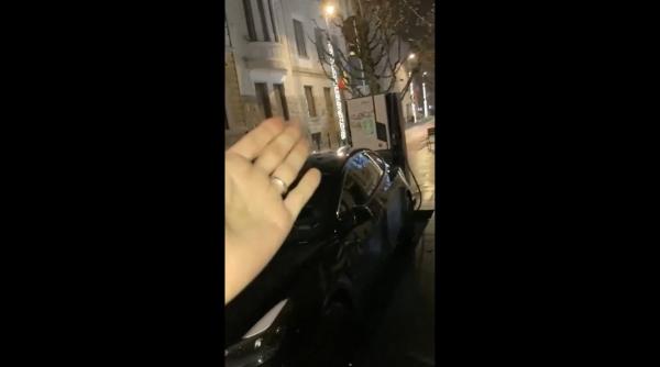 Un italian venit în România s-a enervat că nu-și poate încărca mașina Tesla: "Mi se pare o mafie. Sunt făcute pe fonduri europene"