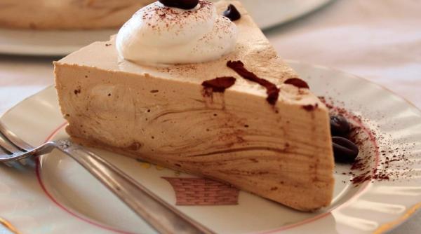 Bavareză cu cafea. Fără făină și fără unt. Un desert spectaculos, pentru masa de Revelion