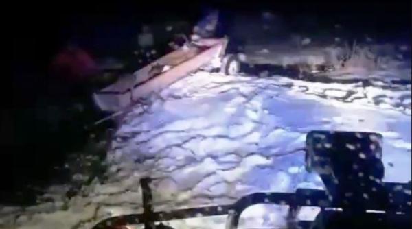 Doi români s-au rătăcit, după ce au fost abandonați pe câmp, în miez de noapte, de către un căruțaș. Cei doi, salvați de pompieri