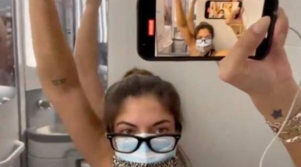 O pasageră s-a autoizolat în toaleta avionului, după ce şi-a făcut un test COVID în timpul zborului: „Cartierul meu de carantină VIP"