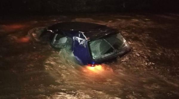 Un şofer român a murit, după ce a plonjat cu maşina într-un lac. Bărbatul nu a avut nicio șansă