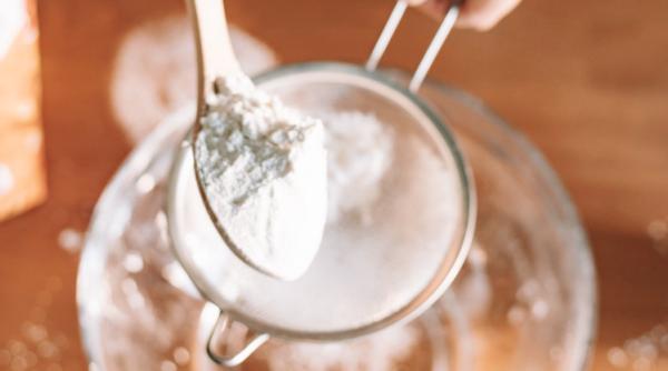 Bicarbonatul de sodiu, ajutorul neștiut din bucătărie. Cum prepari pasta miraculoasă pentru curățarea rosturilor