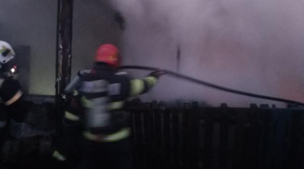 Patru români au ajuns la spital, iar alți zece au fost evacuați. Incendiu, izbucnit într-un apartament, din cauza unui router
