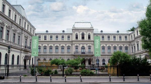 Un italian a sărit gardul unui muzeu renumit din București, în noaptea de Revelion. Un jandarm a folosit spray lacrimogen pentru a-l prinde