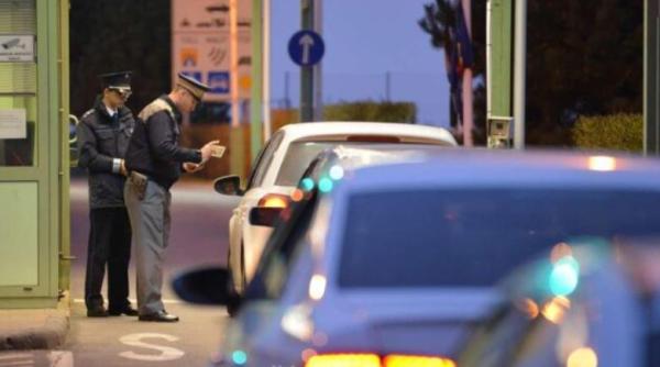 Aglomerație și nervi în vămi. Polițiștii au luat măsuri de fluidizare a traficului la graniţa cu Ungaria
