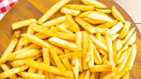 Cum faci cartofi pai fără nicio picătură de ulei, la cuptor. Sunt delicioși și sănătoși. Trucul pentru a-i face crocanți