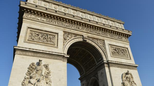 Drapelul Uniunii Europene a fost înlăturat de pe Arcul de Triumf din Paris