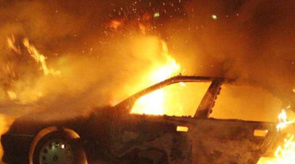 Franța. Aproape 900 de mașini au fost incendiate în noaptea de revelion. Sute de persoane au fost arestate