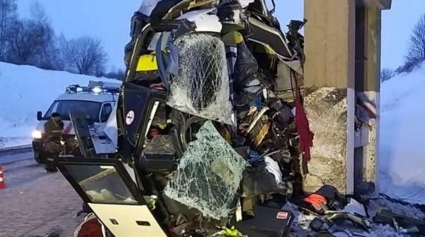 Un autobuz, plin cu pasageri, a lovit un stâlp de pod. Cinci oameni au murit pe loc. Alte 21 de persoane au fost rănite 