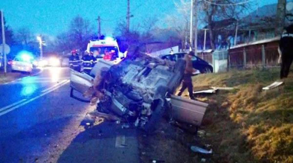 Accident cumplit în Bacău: Doi tineri au murit, după ce mașina în care se aflau a lovit un cap de pod
