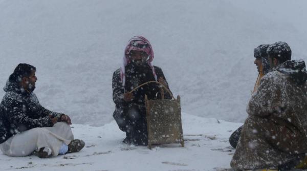Zăpadă în Arabia Saudită. Mai mulți bărbați au cântat și au dansat de bucurie. Video viral